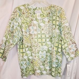 Women's medium 3/4 sleeve top.  (C2)